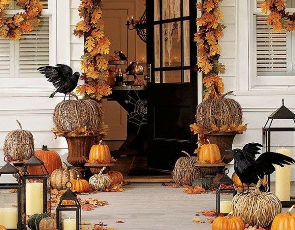 front-door-Halloween-decorations-pumpkins-crows-leaves