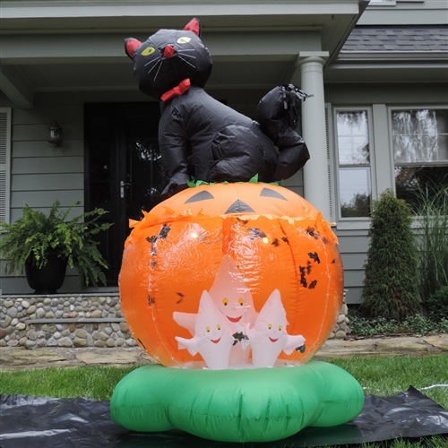 funny-halloween-inflatables-easy-garden-decorating-ideas-pumpkin-black-cat