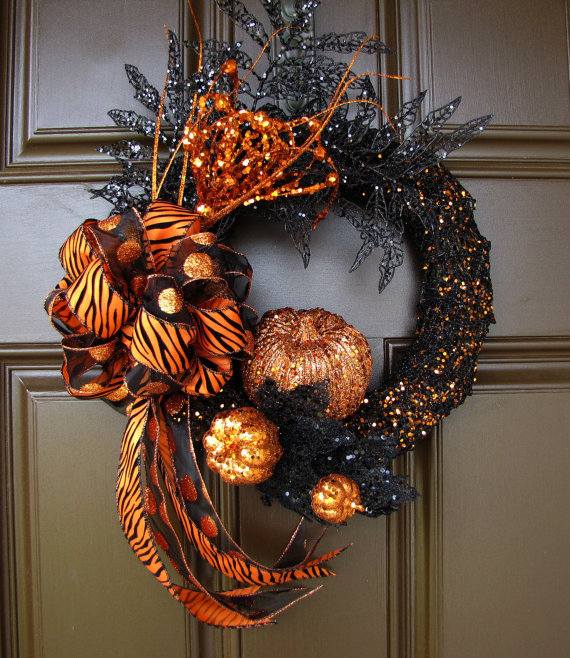 gorgeous-Halloween-wreaths-ideas black glittering orange pumpkins