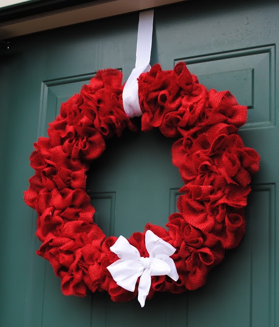 gorgeous burlap door wreath red white-christmas-decorating-colors