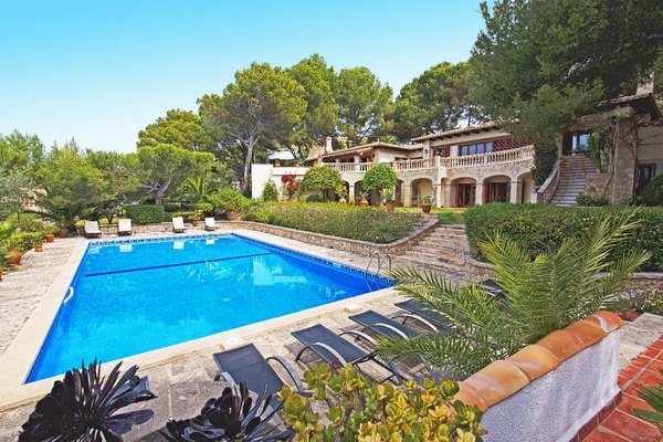 gorgeous-luxury-villas-in-Mallorca-Costa-de-la-Calma-pool-sundeck