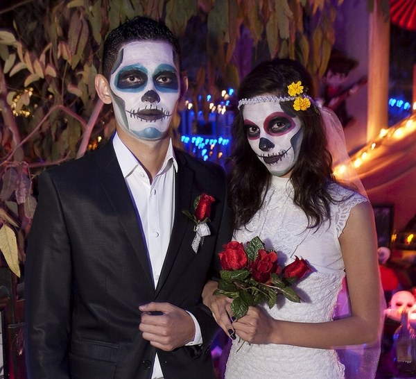 Couples Halloween costumes ideas for a unique party mood