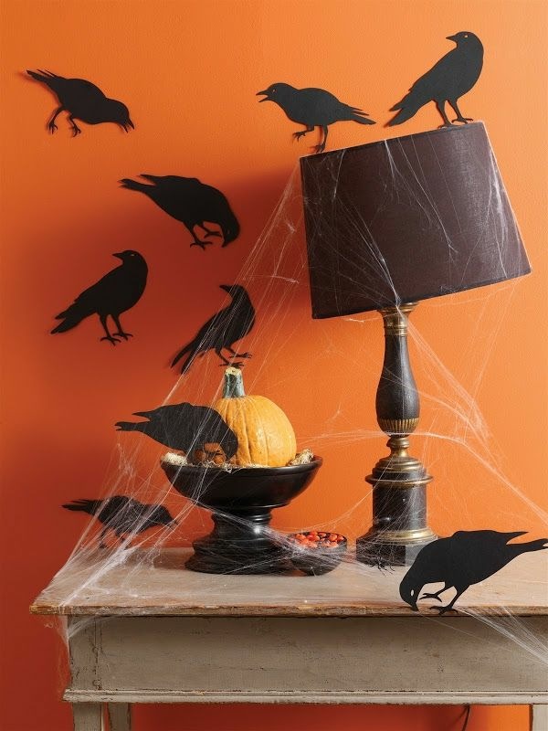 homemade-halloween-decoration-ideas wall color orange black crow