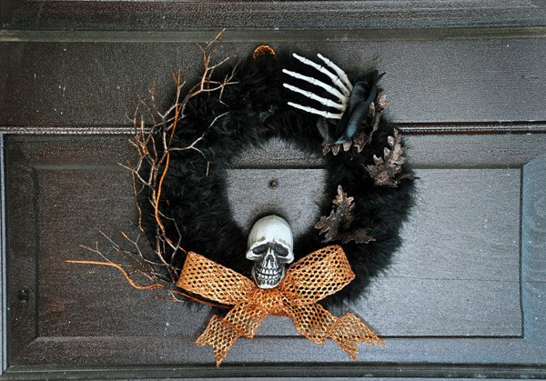 Halloween-wreaths-ideas-front-door-halloween-decoration-skull-bones