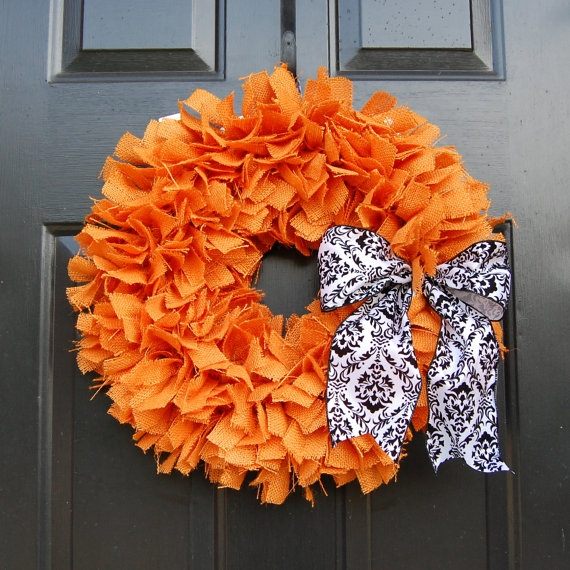 Halloween-wreaths-ideas orange mesh black white bow