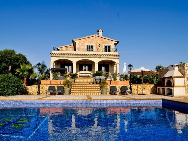 luxury-villa-in-Mallorca-pool-sundeck