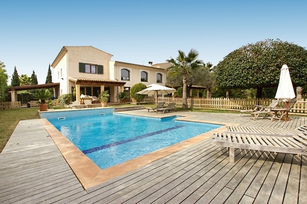 luxury-villa-in-Sol-de-Mallorca-pool-deck-patio