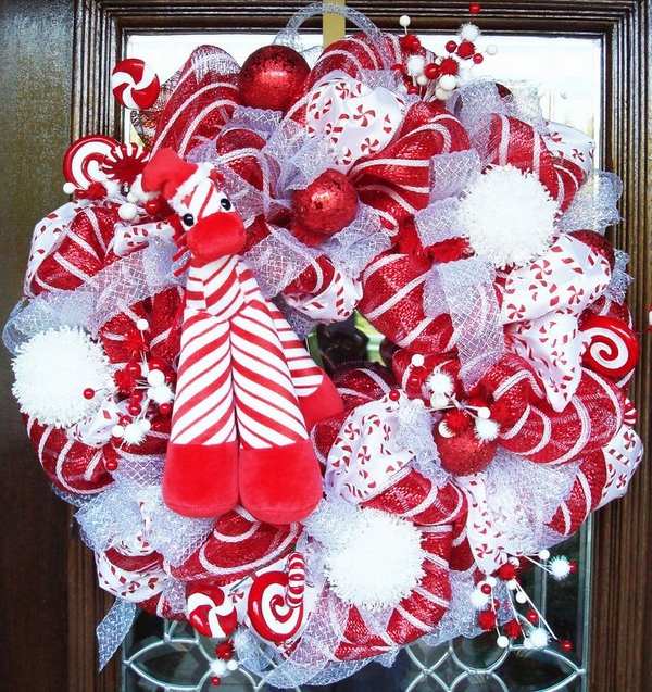 mesh -christmas-wreaths-front door christmas decoration ideas