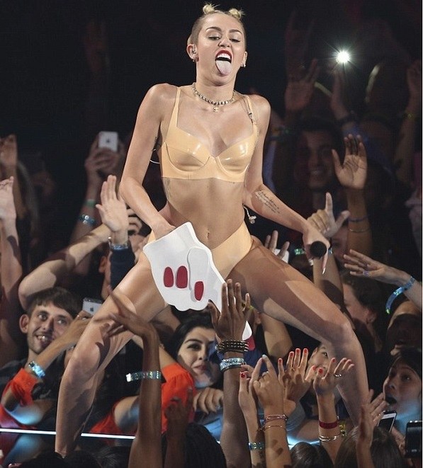 miley-cyrus-halloween-costumes-ideas-MTVVMA-show