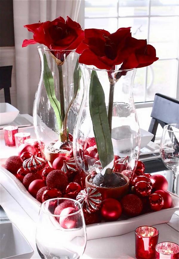 modern Christmas table decorations ideas red flowers red balls ornament ideas