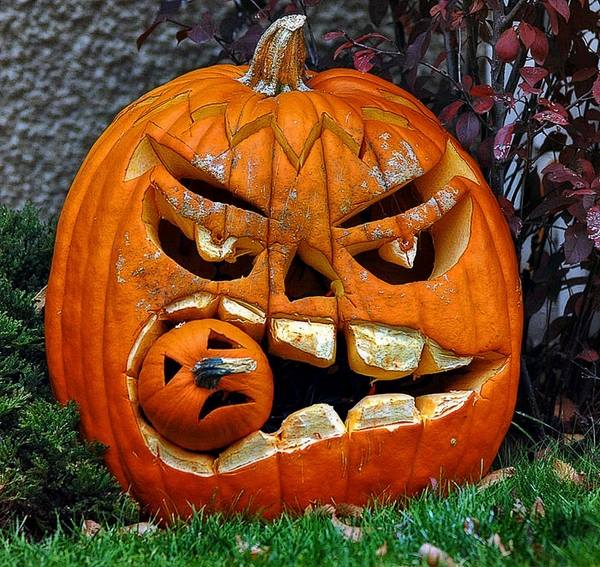 outdoor-Hallowen-decorating-ideas-halloween-props-huge-pumpkin-lantern