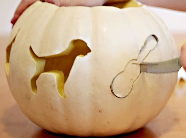 pumpkin-carving-tools-cookie-cutter-pumpkin-lantern DIY Halloeen decoration