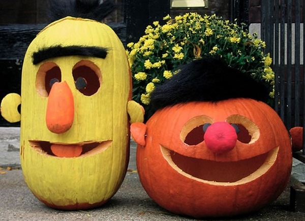 pumpkin-faces-ideas-funny-faces-outdoor-Halloween-decoration