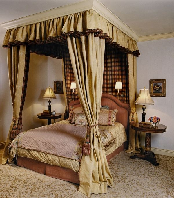 queen frame traditional style bedroom night tables