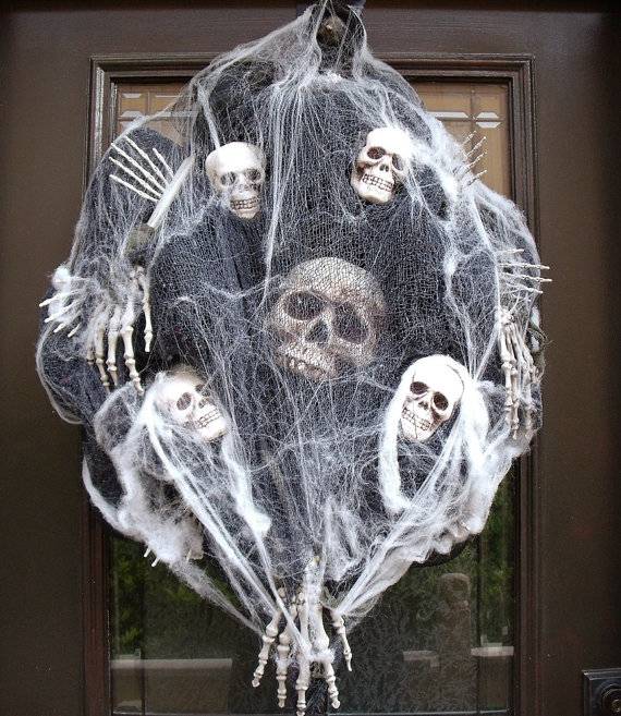 scary-Halloween-wreaths-ideas-skeletons-skulls spider web