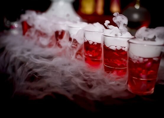 smoking-Halloween-cocktails-spooky-drinks-ideas