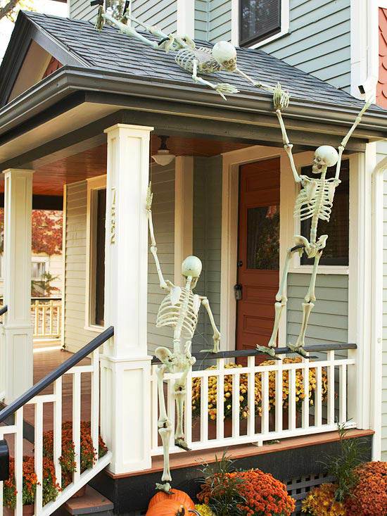 halloween-decoration-ideas-outdoor-skeletons climb veranda