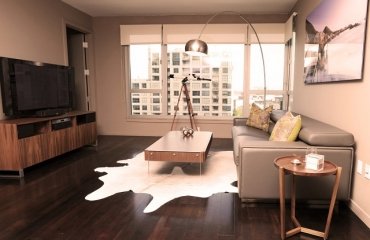 white-cowhide-rug-contemporary-living-room-leather-sofa-floor-lamp