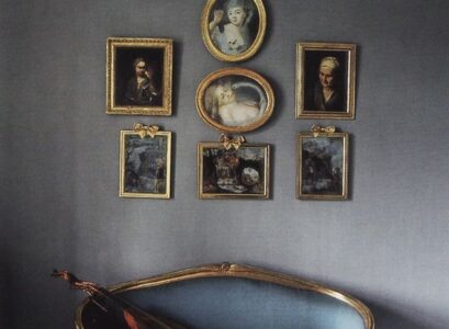 antique-loveseat-design-crystal-chandelier-living-room-furniture-ideas