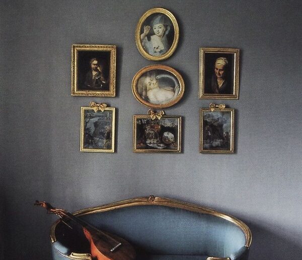 antique-loveseat-design-crystal-chandelier-living-room-furniture-ideas
