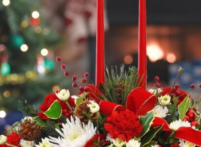 beautiful-christmas-centerpieces-fresh-flowers-red-candles-white-red-flowers