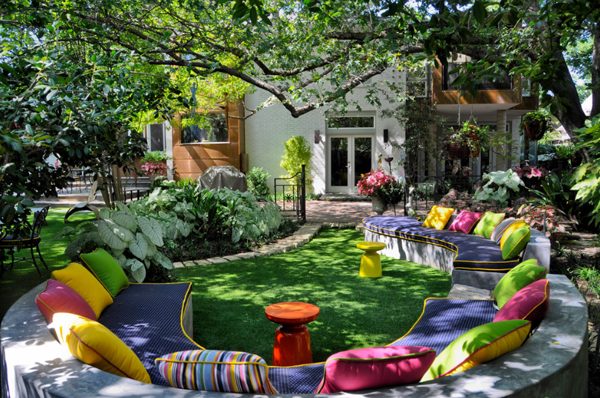 patio design ideas outdoor-chair cushions colorful decorative pillows