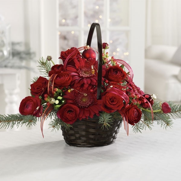 stylish Christmas centerpiece table decorating ideas basket roses ornaments