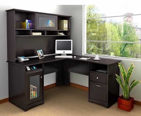 Corner desk – functional and space saving ideas for the home office