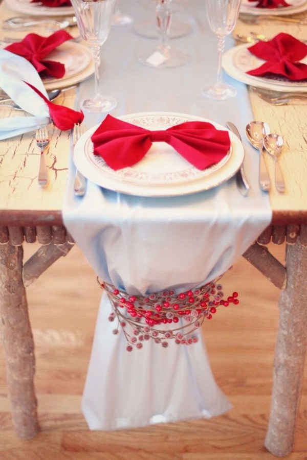 Christmas table decor ideas white red colors table runners 