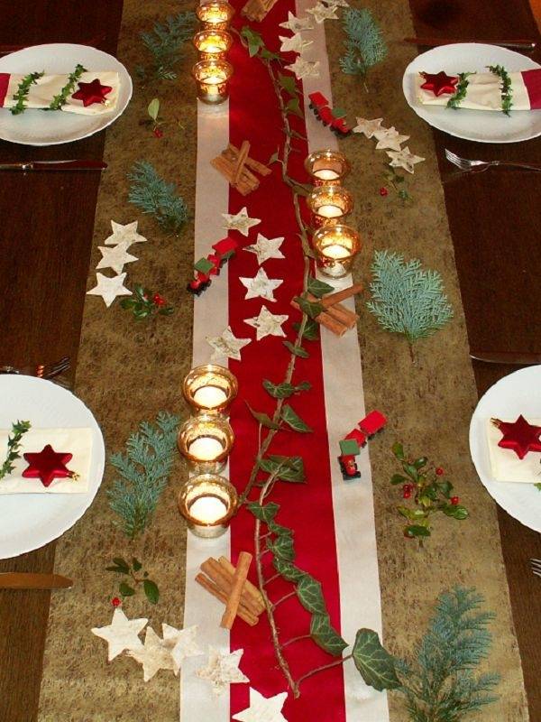 table decoration ideas gold white red table runner candles stars