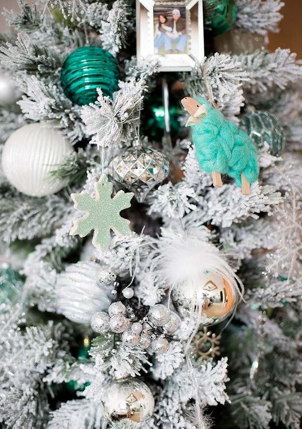 Flocked Christmas tree decoration tips and ideas