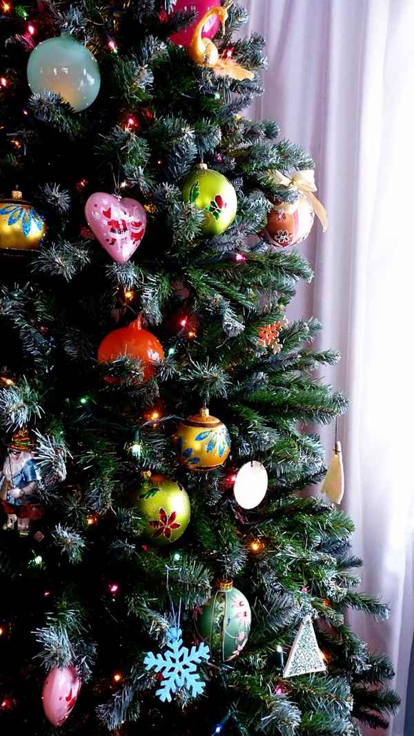 colorful ornaments Christmas tree decorating tips