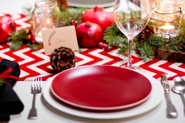 festive-christmas-table-decor-ideas-red-tableware-table-runners-zigzag pattern