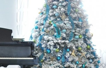 flocked-tree-decorating-ideas-blue-gold-ornaments-ribbons