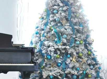 flocked-tree-decorating-ideas-blue-gold-ornaments-ribbons