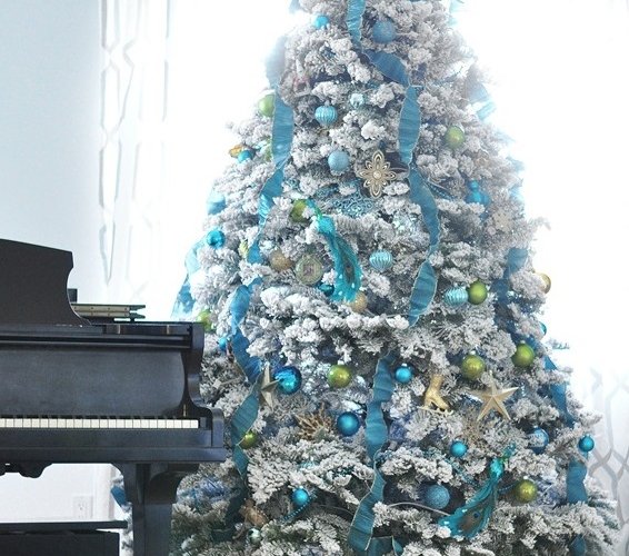 flocked-tree-decorating-ideas-blue-gold-ornaments-ribbons