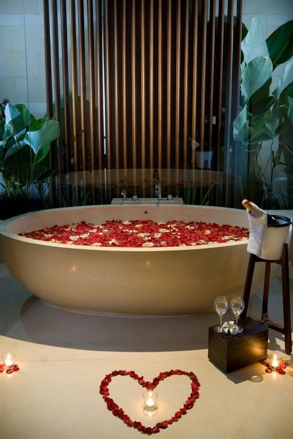 freestanding-bathtub-romantic-bathroom-roses