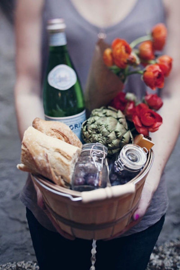 housewarming-gift-ideas-basket bread wine flower