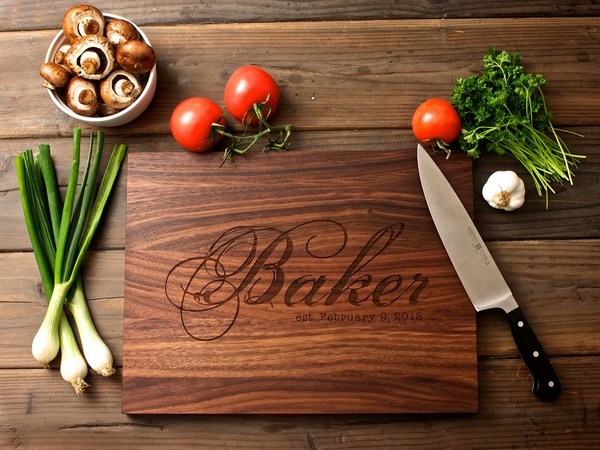 housewarming-gift-ideas personalized cutting board