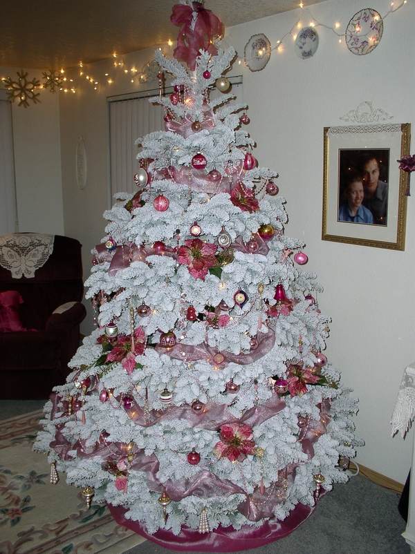 how-to-decorate-flocked-christmas-tree