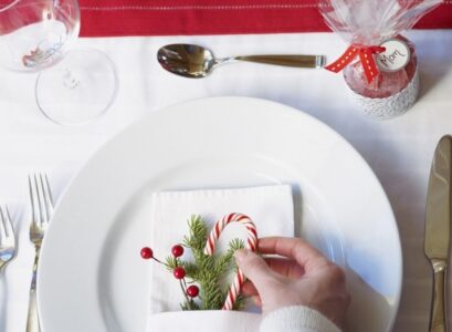 stylish-Christmas-table-decorations-elegant-table-setting-fir-twing-candy-cane