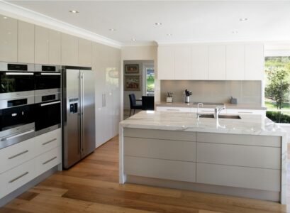 2015-kitchen-design-trends-white-kitchen-wood-flooring-modern-kitchen-design