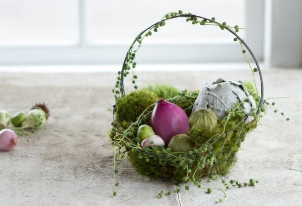 decorating DIY baskets moss