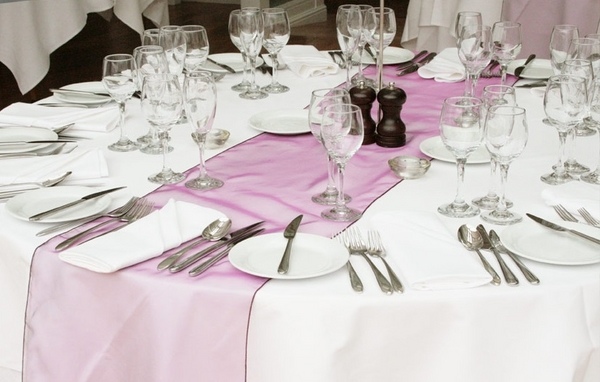 Pink-organza-table-runner-white-tablecloth-table-decorating