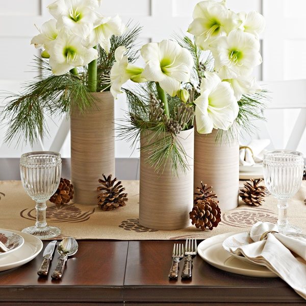 beige-table-runner-floral-centerpiece-pinecones