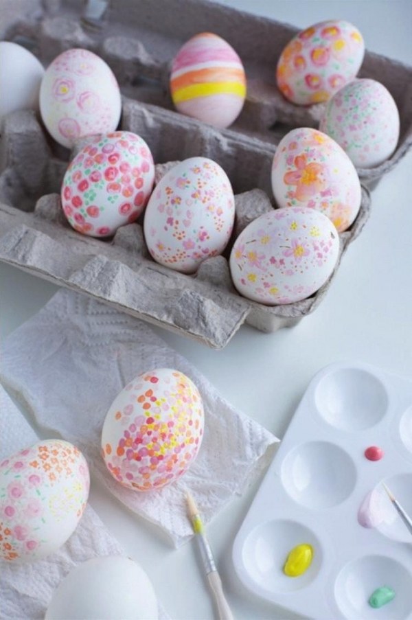 egg decorating with brush marble eggs
