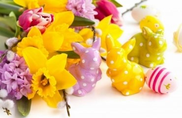 easter-2015-ideas-flower-arrangements-spring-flowers daffodils--rabbit-figures