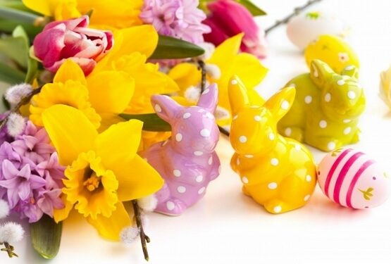 easter-2015-ideas-flower-arrangements-spring-flowers daffodils--rabbit-figures