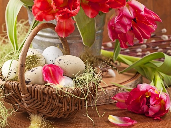 table decoration eggs flowers
