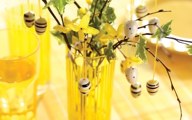 easter eggs ideas table decoration yellow glass vase branches